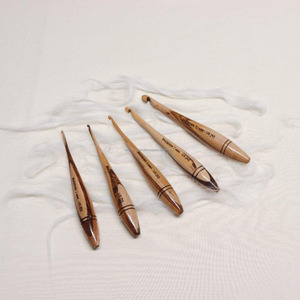 Crochet en bois poli naturel à prise ferme pour un enfilage et une couture efficaces du fil - Product Image 2