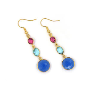 Boucles d'oreilles pendantes bohèmes à fleurs multi-gemmes en calcédoine bleue encre, topaze bleue et fuchsia rose |   Bague sertie à la main en or 18 carats - Product Image 1