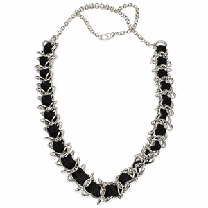 Collar de Cuentas Blanco y Negro al por Mayor para Mujer con Diseño Geométrico Tribal Tejido y Borlas Largas, Estilo Llamativo - Product Image 3