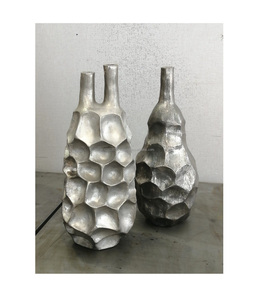 Florero de metal plateado con acabado cepillado y silueta delgada, perfecto para vestíbulos de hoteles boutique y habitaciones de huéspedes - Product Image 6