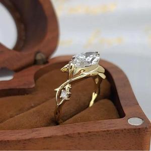 Anillo de compromiso con diamante talla marquesa en forma de hoja en oro amarillo, anillo solitario inspirado en la naturaleza, elegante anillo nupcial, regalo de aniversario - Product Image 3