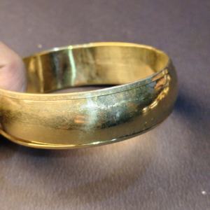 Brazalete Clásico de Latón Pulido de Alta Calidad - Brazalete Minimalista Versátil en Tono Dorado - Calidad Premium, Sin Costuras, Pulido a Mano - Product Image 6