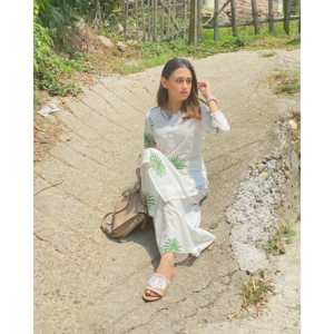 Ensemble de kurta en tissu crêpe décontracté à imprimé arbre, disponible en taille XS - Product Image 1