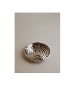 Sous-verre en métal de style antique avec finition décorative en relief, parfait pour la décoration intérieure vintage et les tables élégantes - Product Image 1