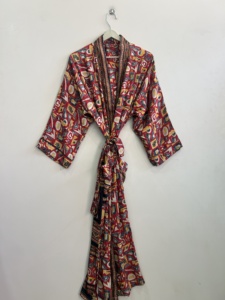 Longue robe kimono en soie style bohème, idéale pour les festivals et comme cache-maillot - Product Image 3