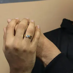 Anillo de Diamantes con Corte Esmeralda de 1.0 Quilates, Anillo Asimétrico con Banda en Forma de Cigarro, Anillo de Diamantes de Ajuste Cómodo, Banda de Diamantes de Oro Amarillo Hecha a Mano - Product Image 6