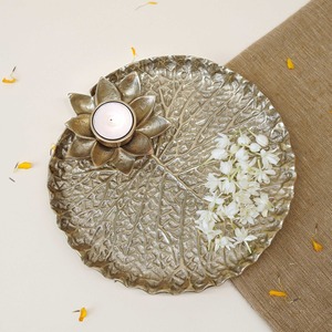 Plateau de service et plat décoratif en aluminium à motif de feuilles gravé, forme irrégulière, compatible micro-ondes, pour mariage et Thanksgiving - Product Image 6