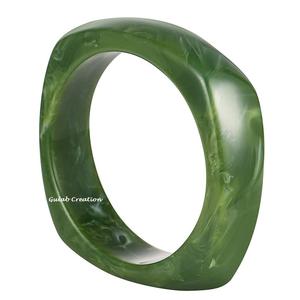 Bracelet artisanal en résine bleue pour femmes, bijoux légers et tendance avec finition brillante et design moderne - Product Image 3