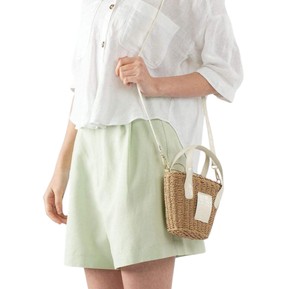 Apportez une touche sophistiquée à votre garde-robe saisonnière avec ce charmant sac en fil naturel, conçu pour un style moderne et raffiné. - Product Image 2