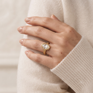 Bague de fiançailles ovale en moissanite en or jaune 18 carats haut de gamme avec sangle gravée et milgrain vintage, bijoux de luxe raffinés - Product Image 6