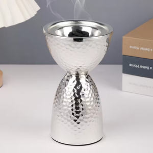 Brûleur d'encens de luxe en métal doré martelé, encensoir sculptural moderne pour Oud avec coupelle perforée amovible pour résine et charbon de bois - Product Image 6