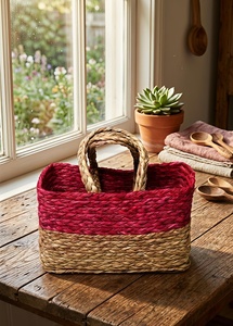 Panier en herbe tressé à la main avec garniture et poignée festives (rouge) – Panier de rangement en herbe écologique et élégant - Product Image 1