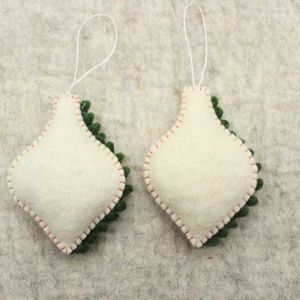 Ornement carré en feutre blanc avec bordure verte et perles rouges, décoration de Noël à suspendre - Product Image 2