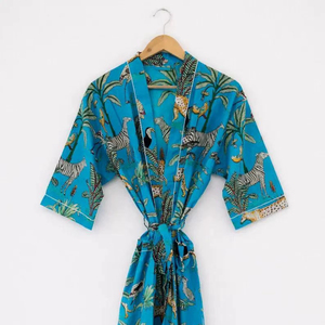 Bata Kimono Informal de Algodón Natural Hecha a Mano, Cuello en V, Secado Rápido, Tela Suave y Cómoda, Estampado Safari Elegante - Product Image 1