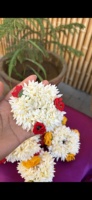 Kecantikan Abadi yang Modis dengan Gajra Melati Buatan Tangan yang Indah dan Aksen Mawar Merah yang Cerah untuk Perayaan