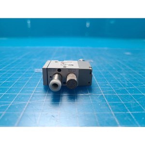 Válvula Solenoide Piloto de 5 Puertos SMC SYJA522-M5 Usada Como Parte del Equipo Legacy Semiconductor - Product Image 6