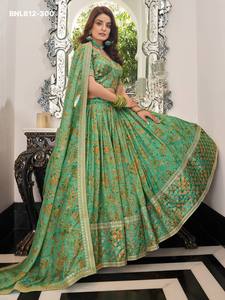 Organza de alta calidad con bordado de lentejuelas, estampado floral y borde dorado, conjunto de lehenga en forma de A color verde marino, proveedor de Surat. - Product Image 2