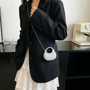 Sacs classiques de haute qualité OEM ODM pour femmes, mini sac à bijoux en acrylique diamanté, sac à main tendance pour femmes avec chaîne. - Product Image 1
