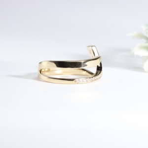 Bague en or jaune avec diamant de laboratoire géométrique abstrait, moderne, à plusieurs couches, à double sangle croisée, pavée de cristaux, alliance de mariage, bijoux fins - Product Image 3