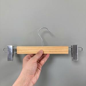 Perchas de madera individuales al por mayor a precio económico con clips de hierro, duraderas y antideslizantes para armario, baño, limpieza y ropa de sala de estar. - Product Image 2