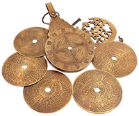 Astrolabe en laiton antique avec globe terrestre anglais et calendrier astrologique gravé, accessoire de bureau en métal moulé avec design arabe