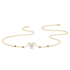 Collar Tradicional con Cuentas Negras y Diamante en Forma de Rombo en el Centro - Product Image 2