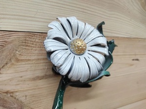 Poignée de porte en fer forgé à la main en forme de marguerite ; résistante à la rouille, facile à installer, élégante et au fini peint. - Product Image 4