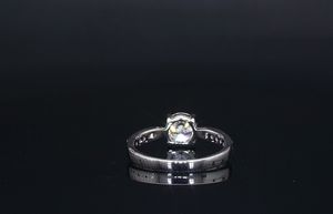 Anillo de Diamante Cultivado en Laboratorio de 1 Quilate, Oro Blanco de 14K, Corte Redondo, Solitario con Piedras Laterales, Elegante Joya de Compromiso para Mujer - Product Image 2