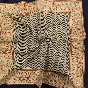 Pañuelo Cuadrado Étnico de Algodón Hecho a Mano con Estampado de Flores Dibujadas a Mano, Suave al Tacto, Regalo de Verano para el Día de San Valentín - Rajasthan Naaz - Product Image 2