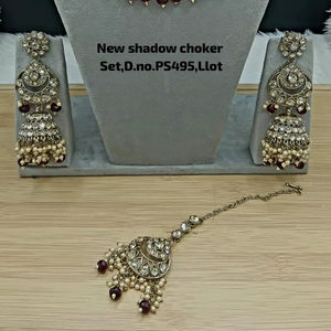 Parure de collier ras-du-cou, boucles d'oreilles et Maang Tikka de luxe vintage en cuivre plaqué or, ornée de perles et de Kundan, certifiée par une tierce partie, pour femme, idéale pour mariage - Product Image 2