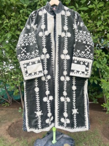 Abrigo Largo de Terciopelo Bordado a Mano de Lujo para Mujer |   Ropa de Invierno de Primera Calidad |   Chaqueta Bomber de Moda Artesanal |   Algodón - Product Image 5