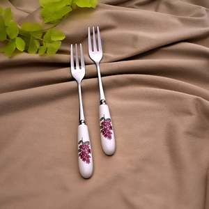 Lot de 2 fourchettes à dessert jetables en métal avec manche en céramique Lilac Bloom pour la maison, le restaurant ou la rentrée scolaire, pour fruits ou dîner - Product Image 1
