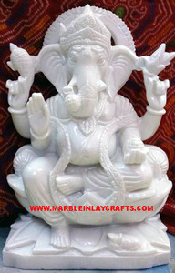Statue de Ganesh en marbre blanc, assis sur une fleur de lotus, d'une beauté saisissante, près d'un rat, utilisée dans le temple pour la prière. - Product Image 4