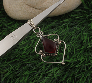 Pendentif en argent sterling 925 plaqué platine avec quartz rouge naturel, pierre précieuse rouge vintage artisanale, bijoux fins unisexes - Product Image 4