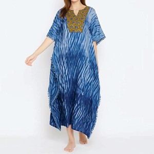 Vestido Kaftán Azul con Cuello en V para Mujer, con Bordado Dorado en el Cuello y Adorno de Borlas, Largo hasta el Suelo, Estilo Modesto para la Noche - Product Image 1