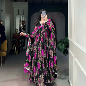 Robe Anarkali de soirée en Georgette à imprimé floral avec dentelle effet miroir et dupatta de créateur - Product Image 1