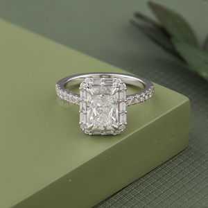 Bague élégante en diamant taille radiant avec halo, diamant de laboratoire certifié IGI et clarté VVS, bijoux pour femme à vendre, export. - Product Image 1