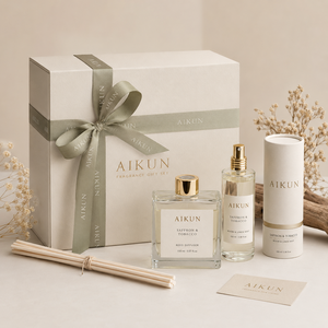 น้ำหอมปรับอากาศ AIKUN กลิ่นหรูหรา พร้อมขวดสเปรย์ กลิ่นอโรมาเธอราพี สำหรับห้องพัก  ชุดของขวัญพร้อมริบบิ้นตกแต่ง  รับผลิตฉลากส่วนตัว - Product Image 1