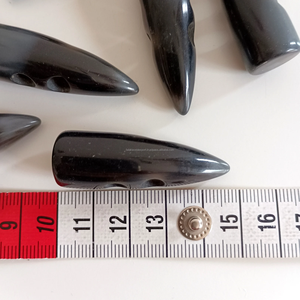 Venta al por mayor de botones de palanca de cuerno de buey real de 2 agujeros de color natural estilo retro personalizado Premium de moda para suéter de FWE - Product Image 3