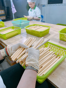 Offre Spéciale 100% Pailles jetables en bambou naturel pour les fêtes Accessoires de bar réutilisables pour les boissons directement du marché américain du Vietnam - Product Image 6