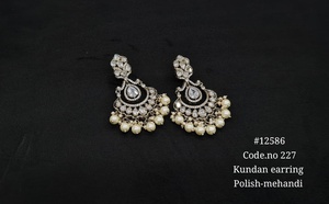 Boucles d'oreilles ethniques Kundan pendantes, plaquées Mehandi, avec perles, style chandelier, en laiton, pour mariage, fête ou cadeau. - Product Image 5