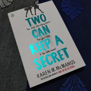 สองคนสามารถรักษาความลับได้ โดย คาเรน เอ็ม แมคแมนัส หนังสือภาษาอังกฤษปกอ่อน นวนิยายขายดีสำหรับผู้ใหญ่ - Product Image 1
