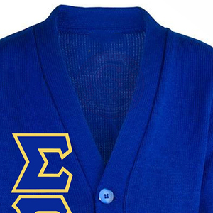 Pull en acrylique tricoté bleu roi pour femme SGR avec logo Sigma Gamma brodé jaune, col en V boutonné, manches longues, style universitaire - Product Image 2
