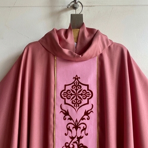 Chasuble pour le clergé avec bordure dorée et motif de vigne brodé – Vêtement liturgique religieux formel pour toutes les saisons, tenue d'église - Product Image 2
