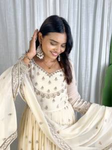 Élégante Robe Anarkali Crème Brodée, Tenue Traditionnelle Indienne pour Mariage, en Faux Georgette avec Broderie et Sequins, avec Pantalon - Product Image 1