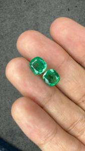 Paire de pierres précieuses en émeraude naturelle de mine zambienne de 3,85 carats, forme coussin, vert vif, pour boucles d'oreilles de luxe sur mesure - Product Image 2