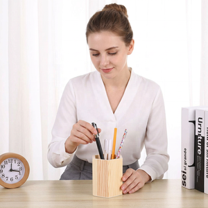 Porte-stylos et crayons en bois, finition naturelle, écologique, organisateur de bureau personnalisé imprimé, pour usage professionnel, par Handmade Collection - Product Image 1