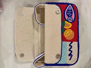 Bolso Lavable Hecho a Mano con Cuentas de Vidrio Florales, Forma Rectangular, Ribete Verde, Base Blanca, Bordado de Poliéster, Arte Coleccionable - Product Image 5