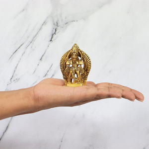 Estatua de la Diosa Lakshmi de Latón Hecha a Mano de 3 Pulgadas, Figura Tradicional en Tono Dorado, Escultura de Sobremesa para el Hogar o Templo - Product Image 3