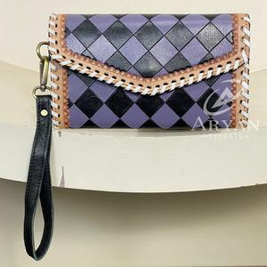 กระเป๋าสตางค์หนังวัวแท้ลายตารางหมากรุกสีดำและสีม่วงสไตล์วินเทจสำหรับผู้หญิง รุ่น March Expo ขนาดใหญ่ พร้อมสายคล้องมือ - Product Image 1